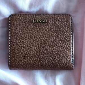 FOSSIL BROWN LEATHER WALLET.